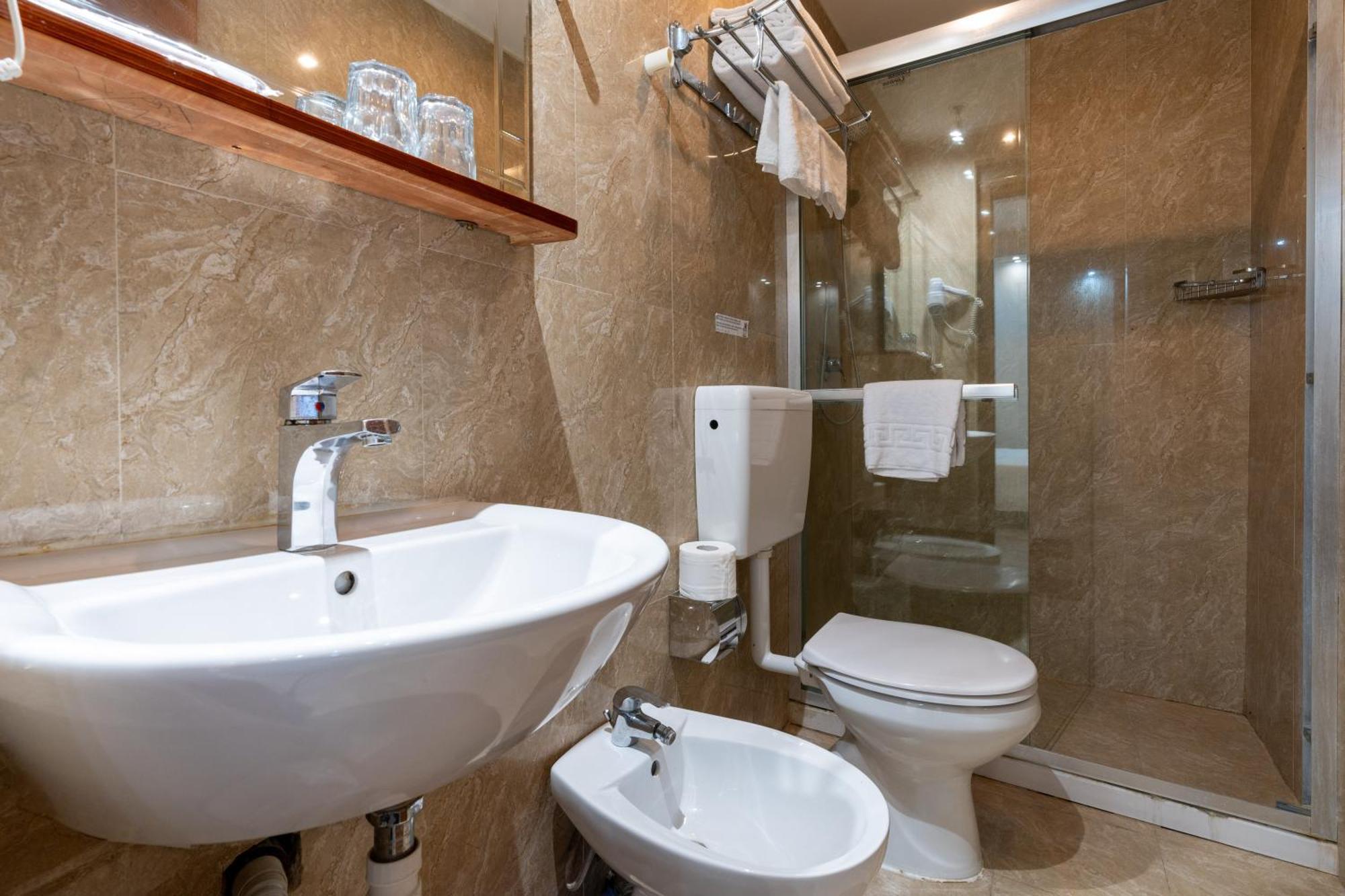 Leone D'Oro Guesthouse - Close To Piazza Vittorio Rome Exterior photo